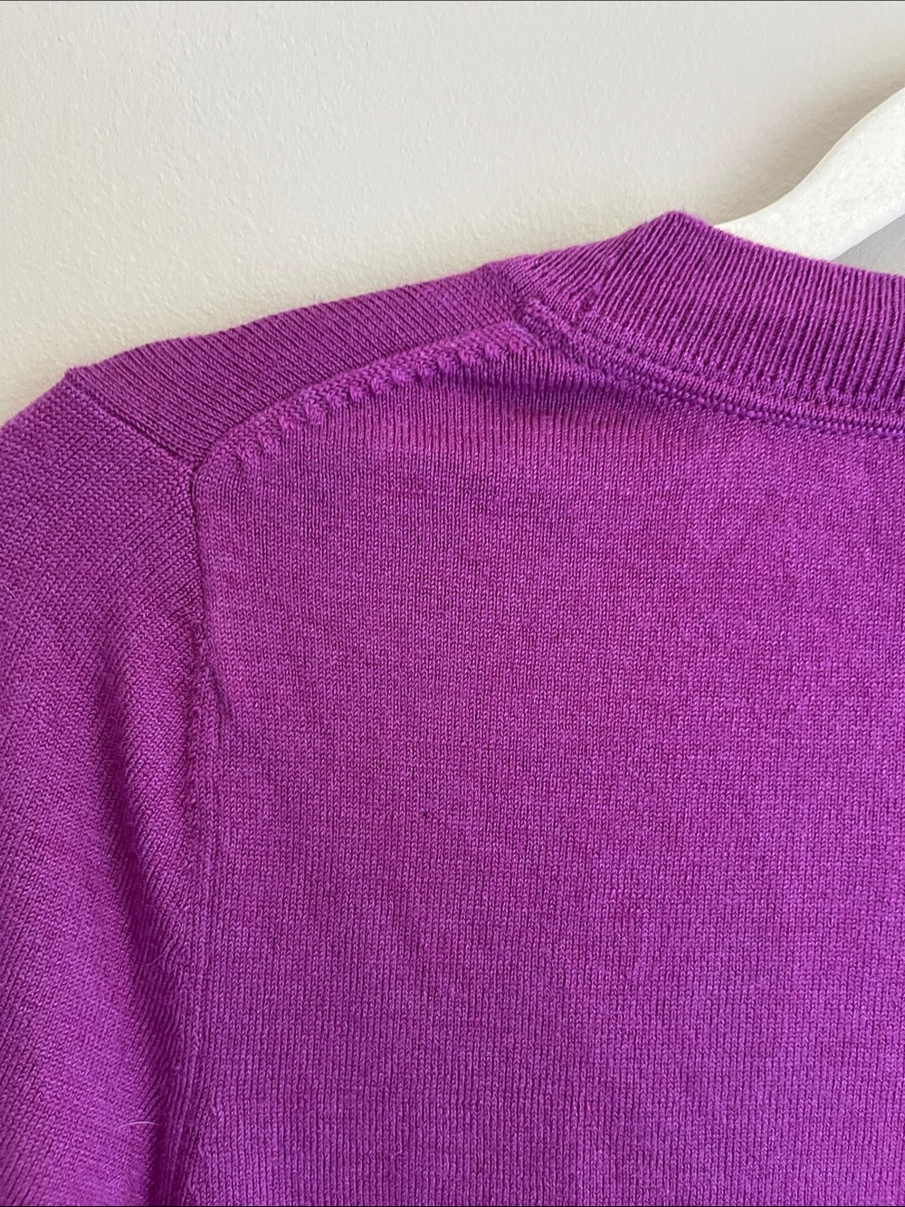 Banana Republic 100% Fine Merino Wool V-Neck Purple/ Magenta Sweater size medium - Picture 12 of 14
